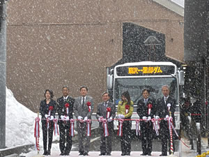 立山町と長野県大町市を結ぶ立山黒部アルペンルートで、2019シーズンより半
		世紀以上にわたって運行してきたトロリーバスに代わって導入された電気バスが
		運行を開始。雪の降る中、テープカットに出席した舟橋町長（2019年4月15日）