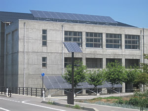 雄山中学校に設置した太陽光パネル