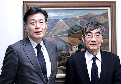 立山町長の舟橋貴之さん（左）と、一般財団法人環境イノベーション情報機構理事長の大塚柳太郎（右）