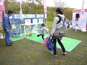 子どもたちが参加する「分別仕分け」のキックターゲット