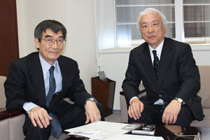 独立行政法人環境再生保全機構理事長の福井光彦さん（右）と、一般財団法人環境情報センター理事長の大塚柳太郎（左）。