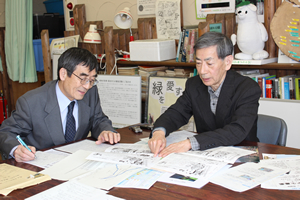 日野市環境情報センター長の小倉紀雄さん（右）と、一般財団法人環境情報センター理事長の大塚柳太郎（左）。