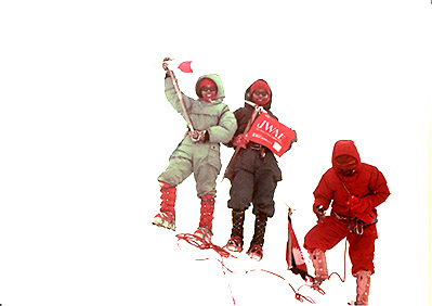 1970年アンナプルナIII峰7555m頂上にて（日本人初、女性初）。『女子だけで海外遠征を』を合言葉に参集した女子登攀クラブで、初めての海外遠征。