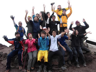 東北の高校生の富士登山2013年7月、富士山頂上にて（写真提供　東北の高校生の富士登山事務局）。