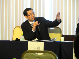 国連防災世界会議のパブリックフォーラムで説明する佐藤会長（2015年3月）