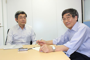 国立研究開発法人国立環境研究所エコチル調査コアセンター・センター長代行の新田裕史さん(左)と、一般財団法人環境イノベーション情報機構理事長の大塚柳太郎(右)。