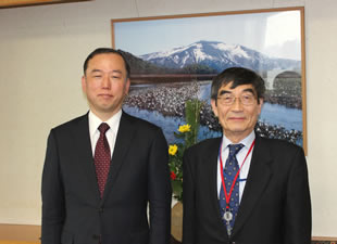 環境事務次官の関荘一郎さん（左）と、一般財団法人環境イノベーション情報機構理事長の大塚柳太郎（右）。