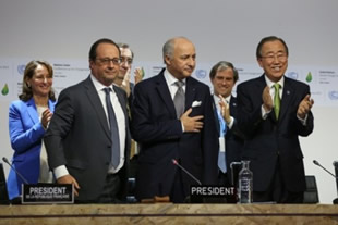 パリ協定の採択（環境省提供）。前列左から、オランド・フランス大統領、ファビウス・フランス外相、パン・ギムン国連事務総長。