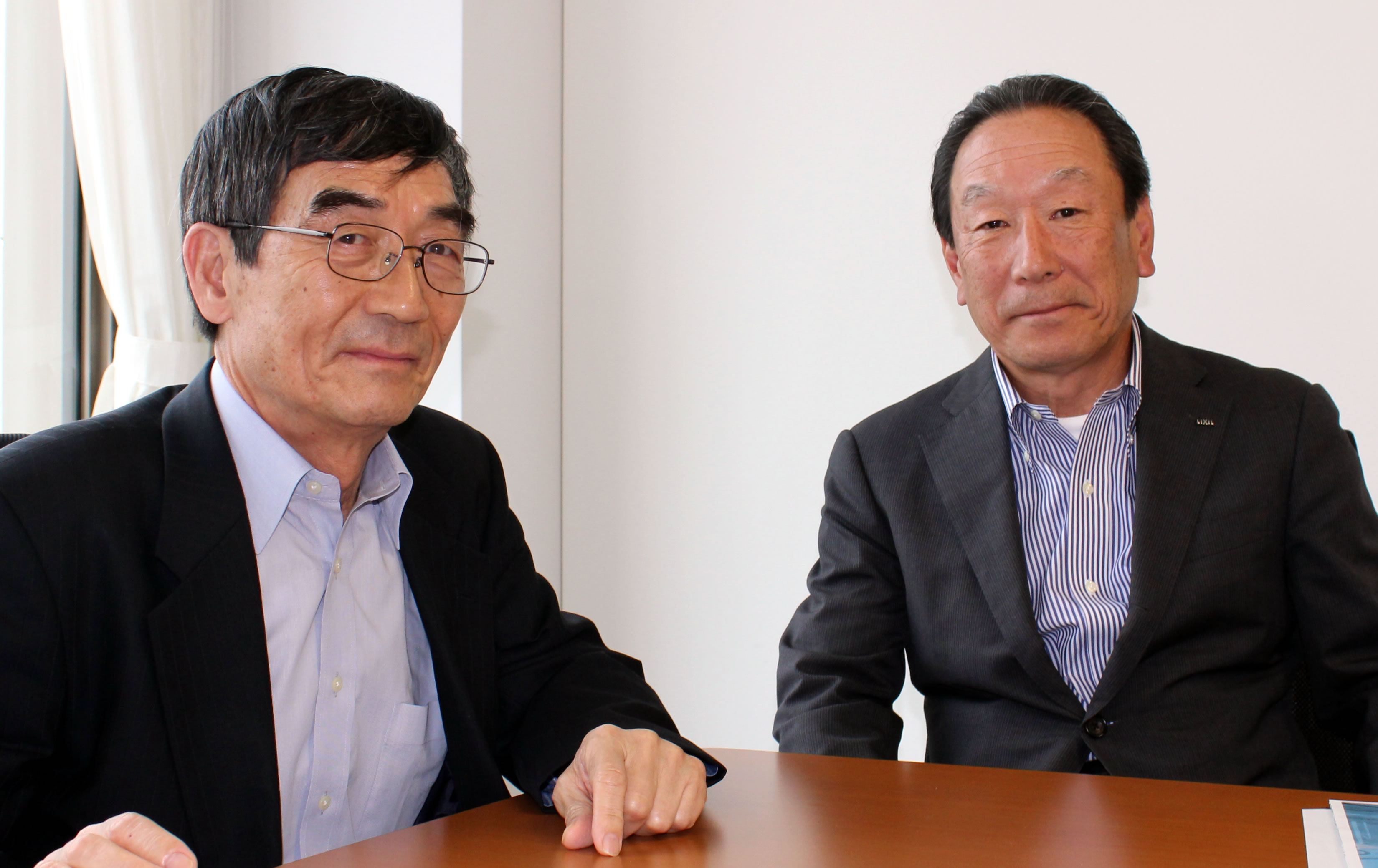 株式会社LIXILグループ代表執行役副社長の川本隆一さん（右）と、一般財団法人環境イノベーション情報機構理事長の大塚柳太郎（左）。