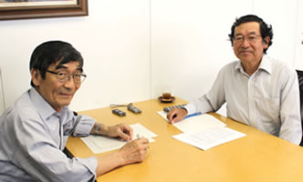 東京学芸大学名誉教授の小泉武栄さん（右）と、一般財団法人環境イノベーション情報機構理事長の大塚柳太郎（左）。