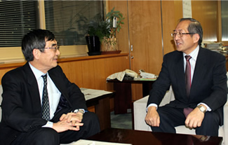 環境事務次官の小林正明さん（右）と、一般財団法人環境イノベーション情報機構理事長の大塚柳太郎（左）。
