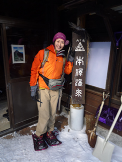 長野県・本沢温泉へスノーシューで向かう