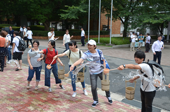 学生による節電週間アクション「打ち水で涼しく大作戦」の様子