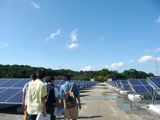 ゼミナール活動でのメガソーラー野田発電所見学の様子