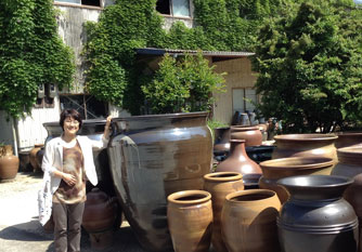 陶磁研究家 森由美さんに聞く 土地の土と水と薪で焼かれる陶磁器で土地の料理を楽しむ 自然に寄り添った暮らし エコチャレンジャーインタビュー 第87回 Eicネット