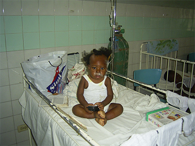ハイチの病院で入院中の子ども