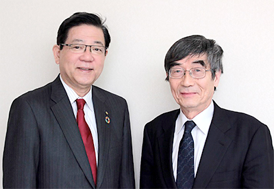 北九州市長の北橋健治さん（左）と、一般財団法人環境イノベーション情報機構理事長の大塚柳太郎（右）。