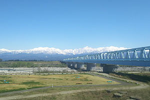 屏風のように聳える立山連峰