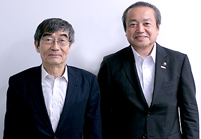 須崎市長の楠瀬耕作さん（右）と、一般財団法人環境イノベーション情報機構理事長の大塚柳太郎（左）