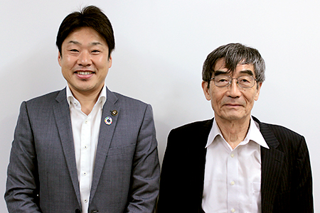 犬山市長の山田拓郎さん（左）と、一般財団法人環境イノベーション情報機構理事長の大塚柳太郎（右）。