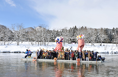 数あるぼんでん奉納行事の中でも川を渡るのは大仙市の「川を渡るぼんでん」のみ