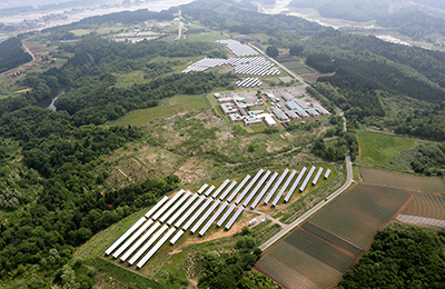 大仙市が発電事業者となって実施している太陽光発電では、日照時間が短くても効率よく発電できる方法を試行してきた