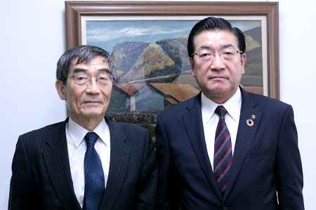 大仙市長の老松博行さん（右）と、一般財団法人環境イノベーション情報機構理事長の大塚柳太郎（左）。