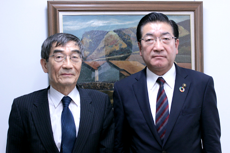 大仙市長の老松博行さん(右)と、一般財団法人環境イノベーション情報機構理事長の大塚柳太郎(左)。