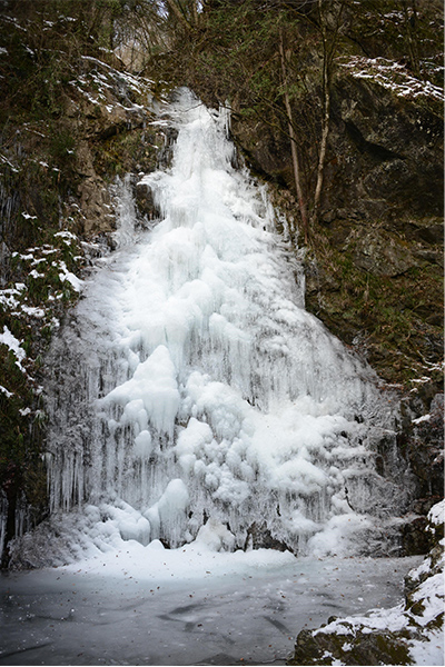 2年前に全面凍結した「払沢の滝」と今年の状況