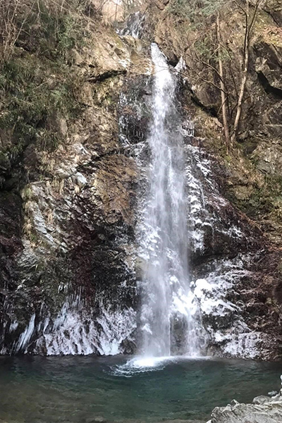 2年前に全面凍結した「払沢の滝」と今年の状況