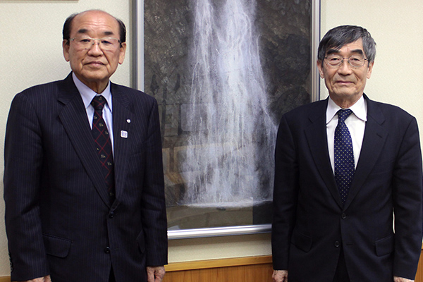 東京都西多摩郡檜原村長の坂本義次さん（左）と、一般財団法人環境イノベーション情報機構理事長の大塚柳太郎（右）