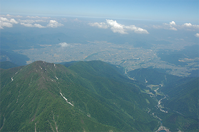 白山山系の山々と大野盆地（空撮）