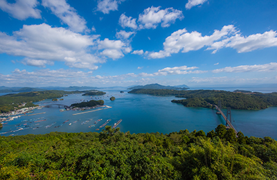 長島の北端に位置する針尾公園からの眺望。海上には養殖ブリの生け簀が浮かんでいるのが見える