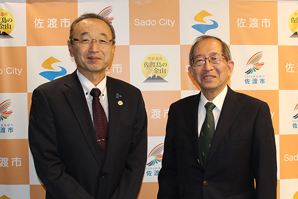 佐渡市の渡辺竜五市長とインタビュアーの小林正明理事長（左から）