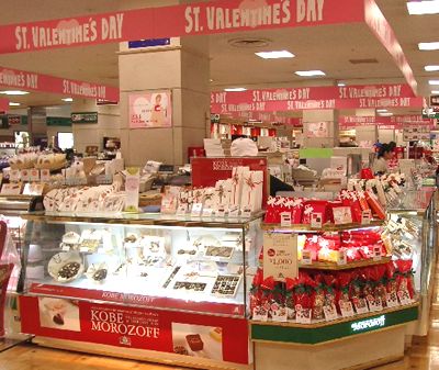 この時期、デパートなどの店内は、バレンタインデー・キャンペーンで飾られる(本文とは関係ありません)