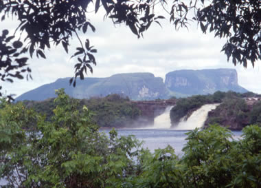 前回（第4回）会議の開催されたベネズエラの代表的国立公園、カナイマ国立公園（世界遺産）