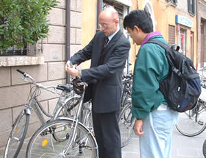 ホテルで自転車を借りる(鍵の使い方についての説明)