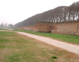 城壁のまわりのサイクリングロード（1周約9km）