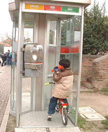 自転車のまま入れる公衆電話ボックス