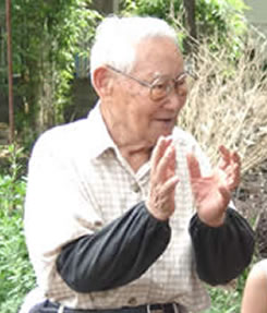 質問に答えて丁寧に説明する下山義雄さん(90)。