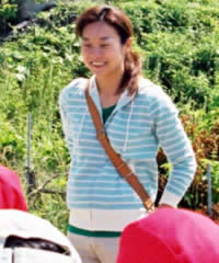 村山晶さん（30）。2004年6月16日、佐護小学校の1・2年生の生活科と3年生の総合学習にて。