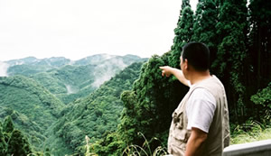 今後予定されている人工林伐採について説明する野田一男さん（45）
