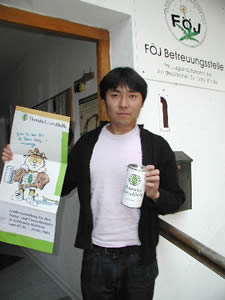 柳沢義人さん（26歳）　シュレースビッヒ・ホルシュタイン州FÖJ運営事務所の前で