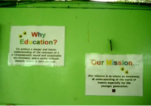 【写真5】「なぜ教育が必要なのか（Why Education?）」と「当施設の使命（Our Mission）」というポスター