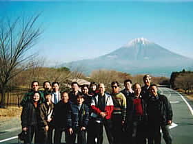 [写真10] 富士山をバックに記念撮影