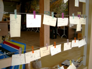 [写真11] 訪問した子どもたちの直筆の感想文や質問状
