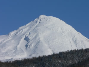 羅臼岳（2月・ウトロ地区の流氷上より）