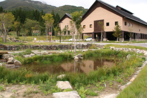トヨタ白川郷自然學校。手前はビオトープ。奥の山から水を引き込んでいる。