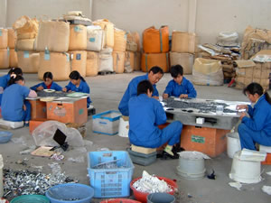 日本から輸入された廃プラスチックを選別している中国・広州市の人たち
