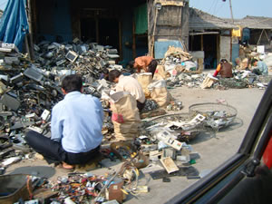 中国での電子・電機製品解体作業の様子